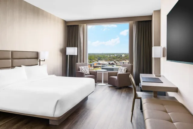 غرفة قياسية بسرير كينج بحوض استحمام لذوي الإعاقة، AC Hotel by Marriott Bethesda Downtown 1/8