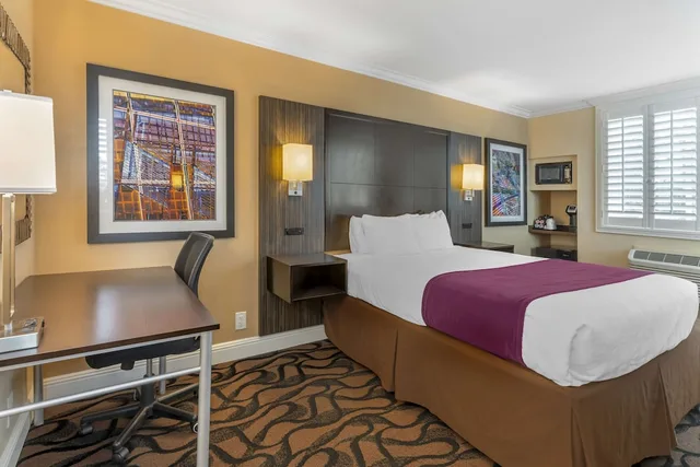 غرفة قياسية بسرير كوين، Best Western Plus Airport Plaza 1/2