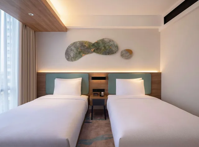 غرفة بسريرين منفصلين، Hilton Garden Inn Jakarta Taman Palem 1/12