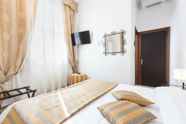 Room, Double or Twin Bed, External Bathroom، HOTEL AGLI ARTISTI 1/2
