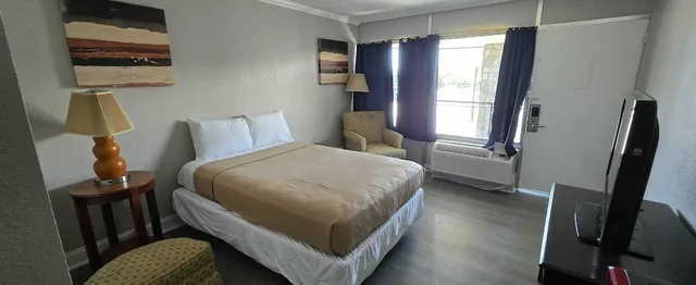 Room, Queen Bed, Riverside Inn & Suites by OYO Danville Ceaser Casino 7/10
