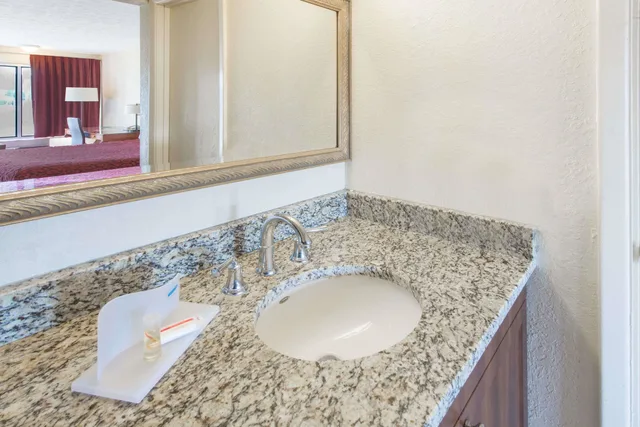 غرفة قياسية بسرير كينج، Days Inn & Suites By Wyndham Dayton North 5/5
