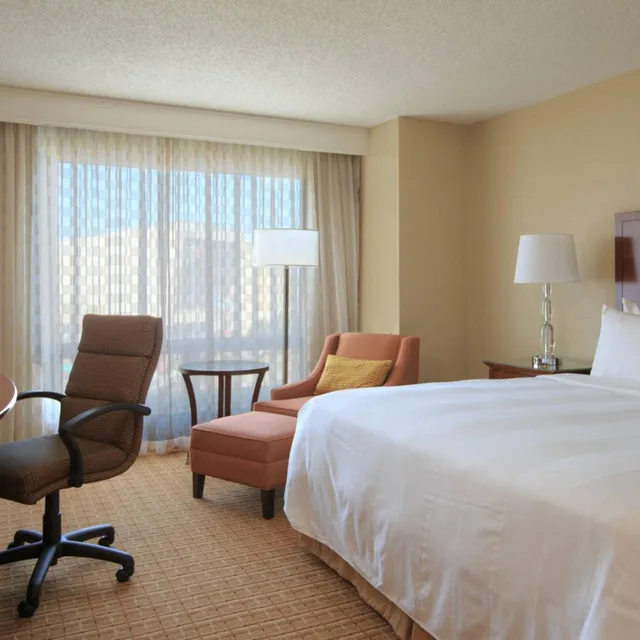 غرفة بسرير كينج بحوض استحمام لذوي الإعاقة، Gaithersburg Marriott Washingtonian Center 1/5
