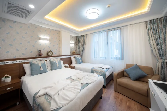 غرفة قياسية بسرير مزدوج وسرير فردي مع أريكة، Lika Hotel 10/10