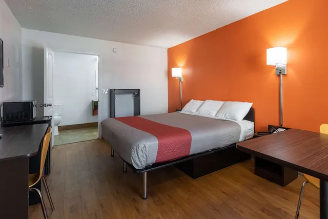 غرفة ديلوكس بسرير كينج، Motel6 Bryan, TX - University Area 6/10