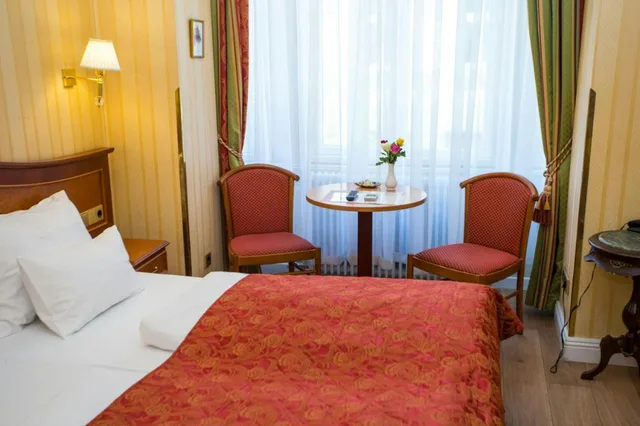 غرفة كلاسيكية بسرير مزدوج، Opera Suites 2/3