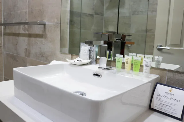 جناح بغرفتي نوم، ROWVILLE INTERNATIONAL HOTEL 1/1