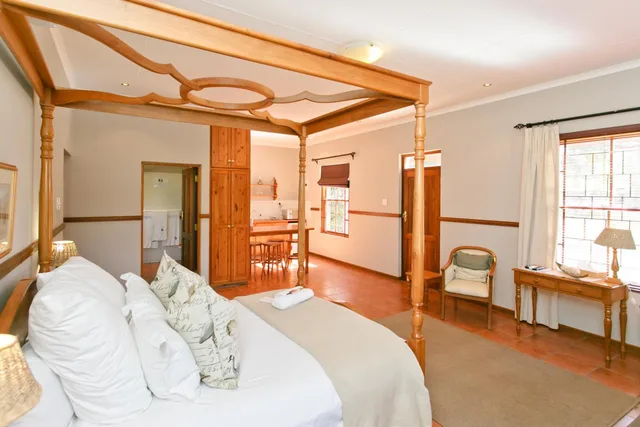 Cottage, Double Bed, Sofa, Beaufort Manor Country Lodge 1/2