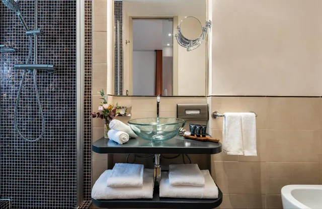 غرفة عائلية بسرير مزدوج، Leonardo Boutique Hotel Rome Termini 5/6