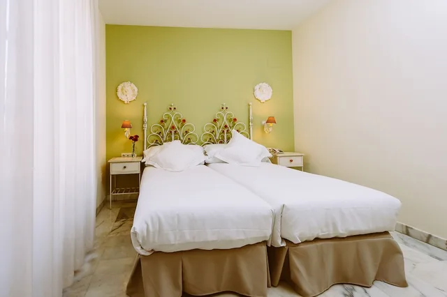 غرفة بسريرين منفصلين بإطلالة على المدينة بشرفة، Basic Hotel Dona Manuela 2/4