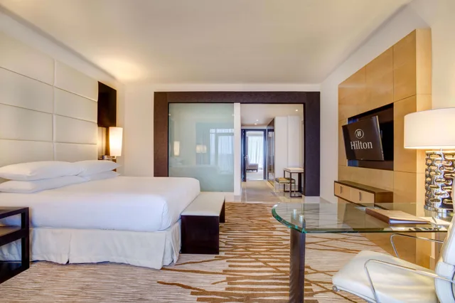 جناح تنفيذي بسرير كينج بإطلالة على البحر، Hilton Panama 3/6