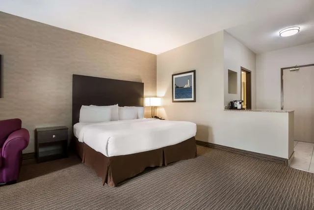 Plus, King Bed, Sofa، Best Western Little River Inn 3/4