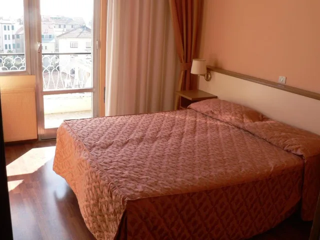 غرفة قياسية بسرير مزدوج، B&B HOTEL Celle Ligure 2/3