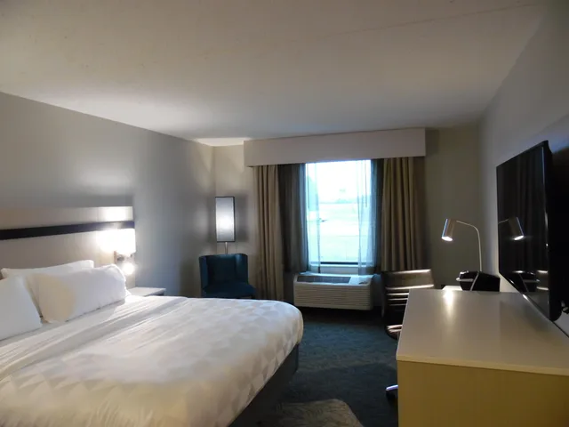 غرفة بسرير كوين، Holiday Inn Bloomington Normal 1/2