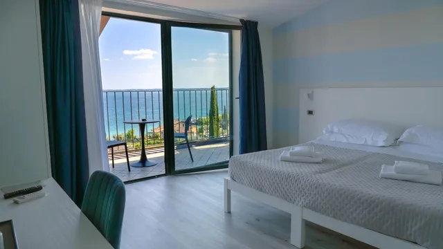 غرفة ديلوكس بسرير مزدوج أو سريرين منفصلين بإطلالة على البحيرة، AHG Riva del Sole Wellness Hotel 1/10