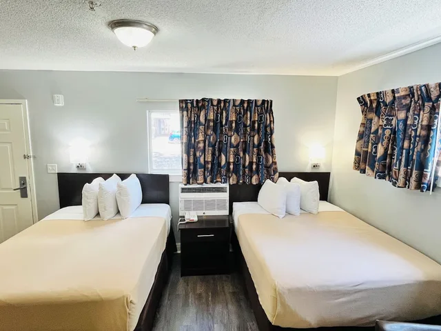 Standard, Single, 2 Double Beds، Suburban Studios Airport 1/10