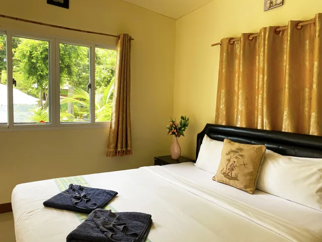 غرفة سوبيريور بسرير كينج بإطلالة على الحديقة مع أريكة، Everest Resort 1/4
