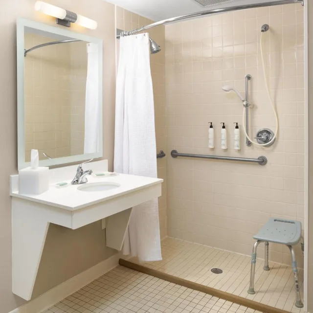 جناح بسريرين مزدوجين بحوض استحمام لذوي الإعاقة، SpringHill Suites Milford 6/7