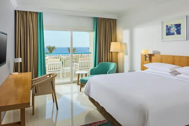 جناح بريميوم بسرير كينج بإطلالة على الحديقة بغرفة نوم واحدة، Renaissance Sharm El Sheikh Golden View Beach Resort 3/7