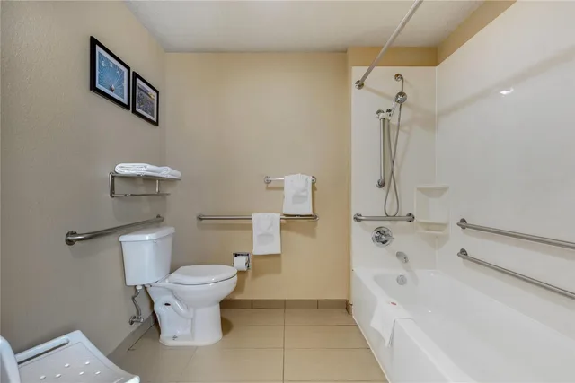 جناح بسرير كينج لذوي الإعاقة، Comfort Suites Waco North - Near University Area 2/2