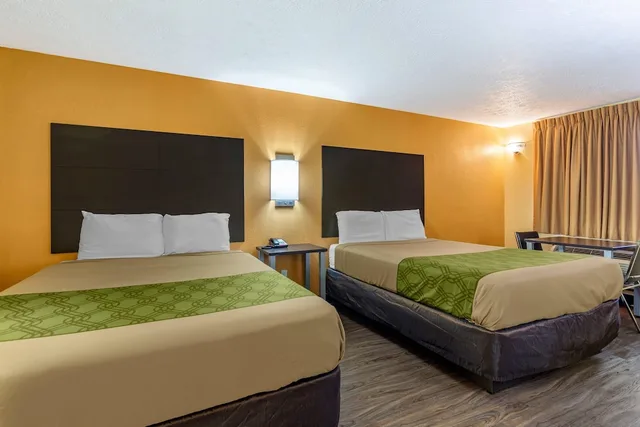 غرفة قياسية بسريرين كوين، Econo Lodge North Nashville TN 1/5