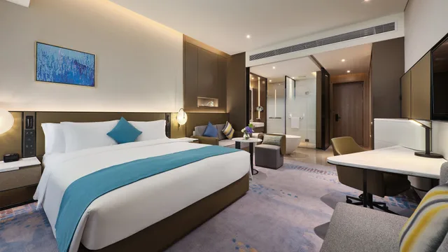 Standard, King Bed, Crowne Plaza Wuhan Development Zone 2/7
