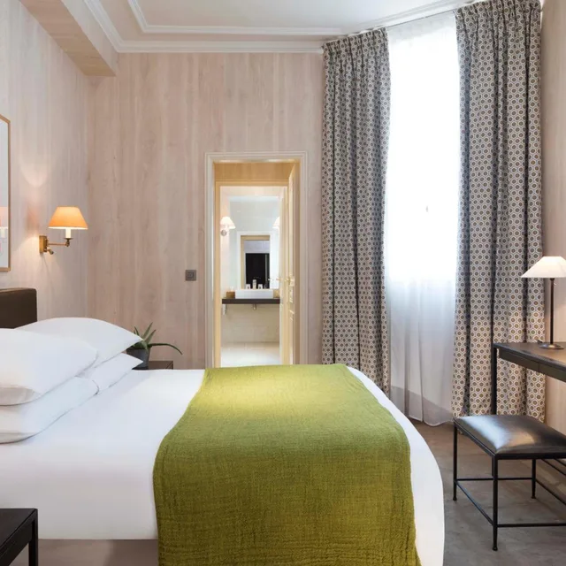 Prestige, King Bed, Courtyard Side View، HOTEL DU DANUBE SAINT GERMAIN 1/2