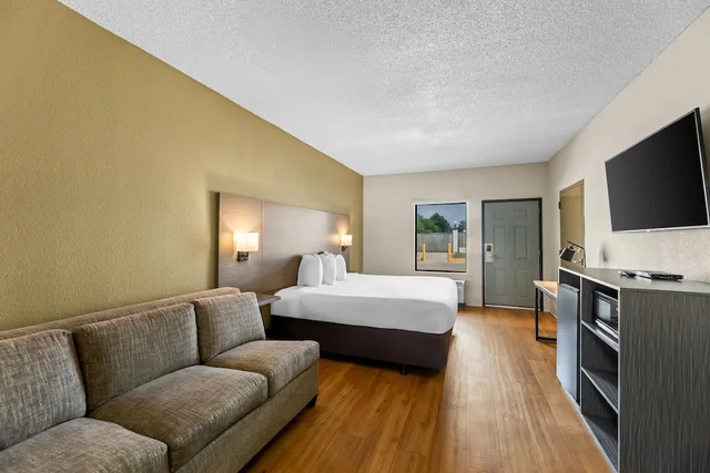 غرفة بسرير كينج مع أريكة لذوي الإعاقة، Econo Lodge Greenville MS 2/5