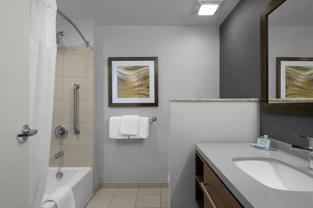 غرفة بسريرين كوين، Courtyard by Marriott Charlotte Airport North 5/8