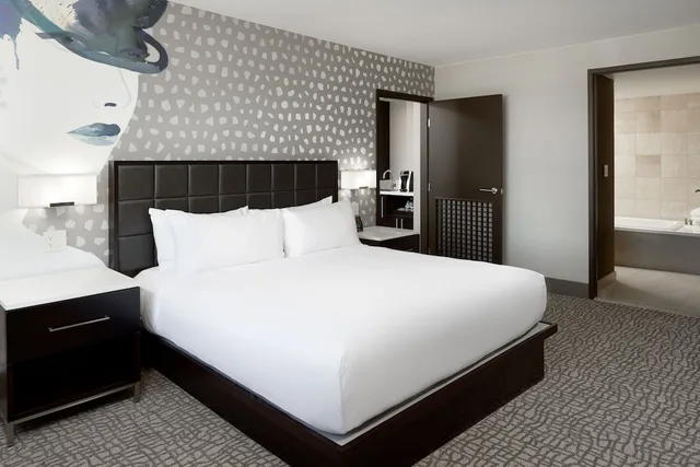 جناح بريميوم بسرير كينج بإطلالة على المدينة بغرفة نوم واحدة، Hilton Woodland Hills Los Angeles 2/7