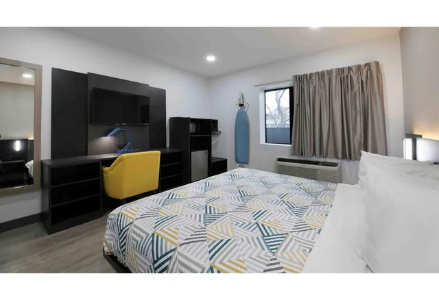 1 King Bed - Non-Smoking, Micfridge، Motel6 Atlanta, GA - Downtown 3/5