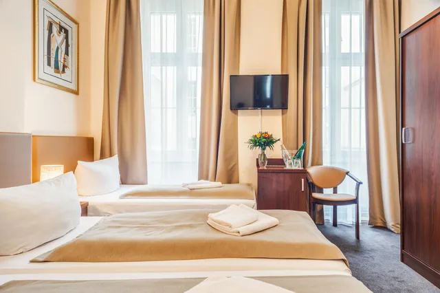 غرفة ثلاثية بثلاثة أسرّة، Upper Room Hotel 2/9