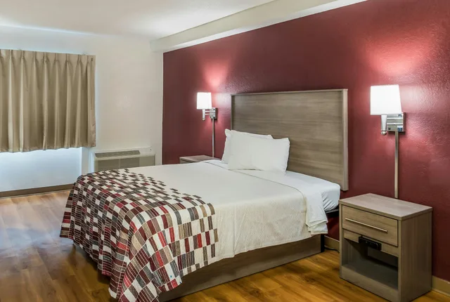 غرفة قياسية بسرير كينج لغير المدخنين، Red Roof Inn Rochester Airport 5/7