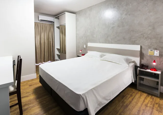 غرفة قياسية بسرير مزدوج، H Hotel 1/2