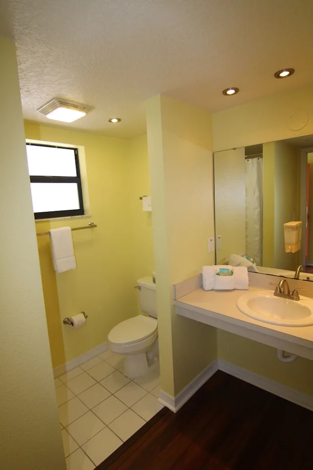Deluxe, King Bed, Balcony, The Central Motel 2/2