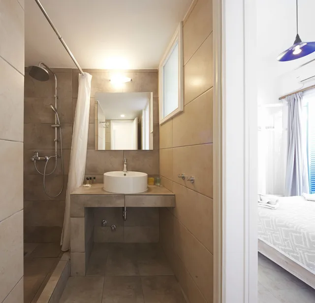 2 Bedrooms, Family Suite, 1 Double and 1 Single Bed, Side View، Londos 4/4