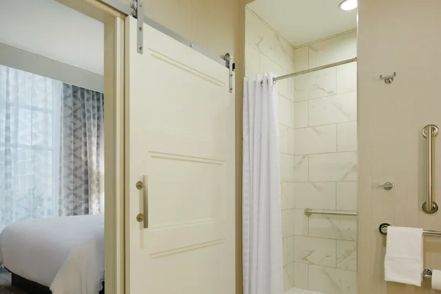 جناح بسرير كينج لذوي الإعاقة، Embassy Suites Louisville Downtown 2/3