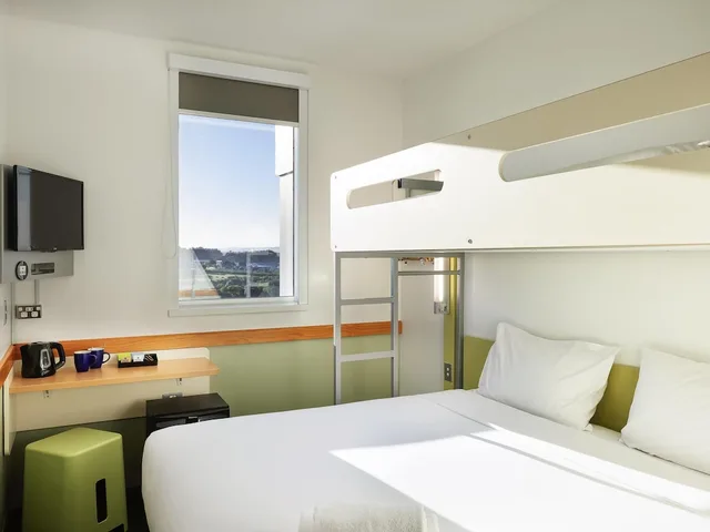 غرفة قياسية بسرير كينج وسرير بطابقين، ibis budget Auckland Airport 1/10