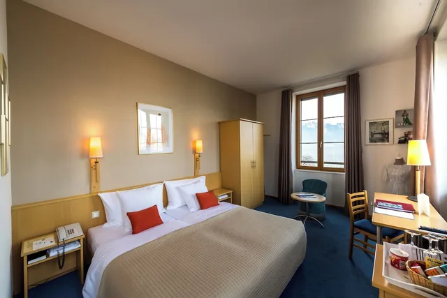 غرفة قياسية بسرير كوين بإطلالة على البحيرة، Hotel Bon Rivage 7/10
