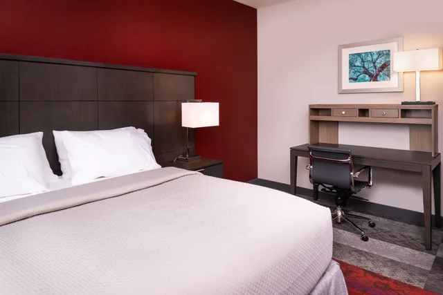 جناح بسرير كينج وسريرين كوين بغرفتي نوم مع أريكة بمطبخ، STAYBRIDGE SUITES LAKE CHARLES 2/4