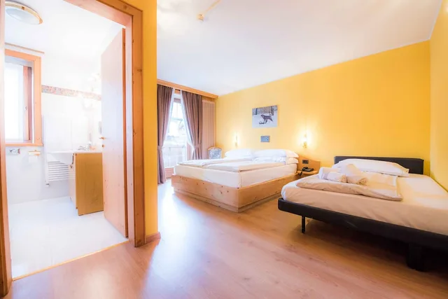 غرفة ثلاثية بسرير كوين مع أريكة، Angelica Hotel 1/10