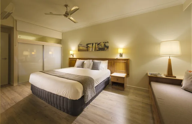 شقة بسرير كينج بإطلالة على البحر مع أريكة، Whitsunday Holiday Apartments 1/2