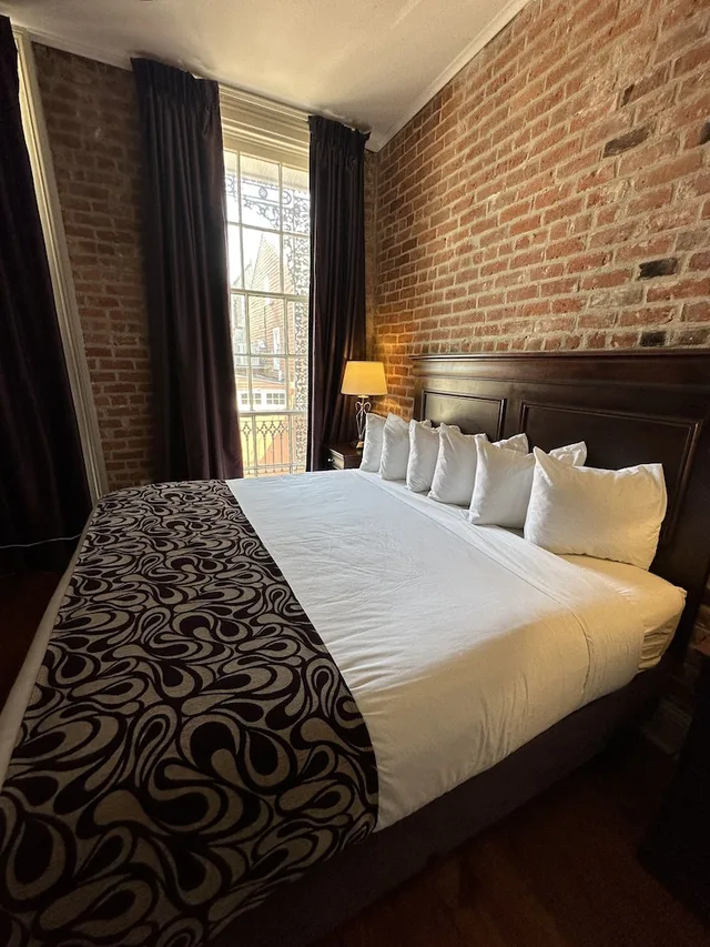 جناح بسرير كينج مع أريكة، Inn On St. Peter 2/4