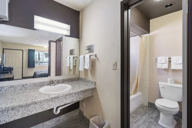 غرفة اقتصادية ثلاثية بسريرين مزدوجين، ECONOMY INN BARSTOW 5/9