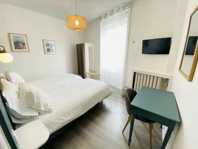 غرفة قياسية بسريرين منفصلين، Hôtel Saint-Michel 2/3