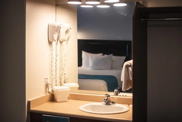 غرفة بسرير كينج وسريرين كوين يُسمح فيها بالحيوانات الأليفة بمطبخ صغير، Ramada By Wyndham Surrey/Langley 9/9