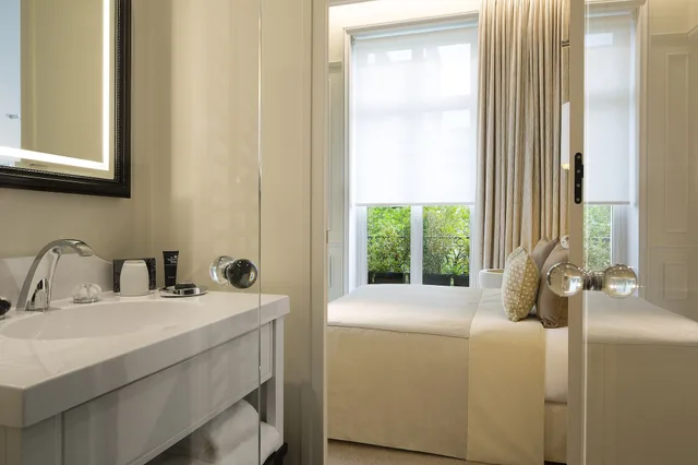 غرفة كلاسيكية بسرير كوين، Hotel Le Narcisse Blanc Spa 3/3