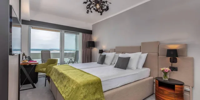 غرفة بريميوم بإطلالة على البحر بشرفة، Hotel Omorika Crikvenica 1/1