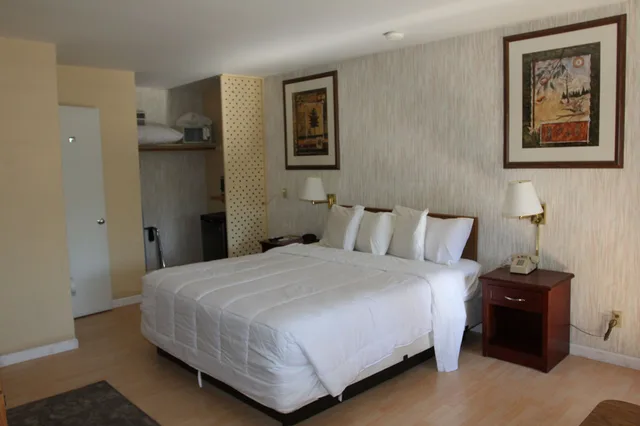 Spa, King Bed, Jetted Tub، Big Pines Mountain House 2/6
