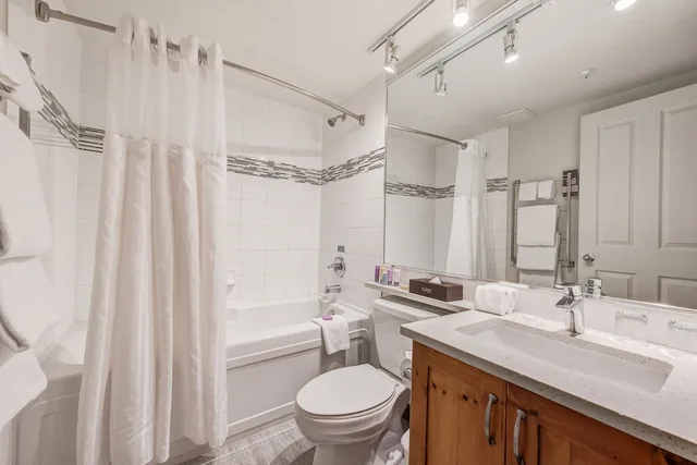 جناح بسرير كينج بإطلالة على الجبل بغرفة نوم واحدة مع أريكة بمطبخ، Blackcomb Springs Suites by CLIQUE 2/3